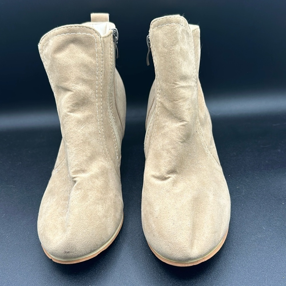 tan faux suede Jingpin Vera Cuoio booties size 8.5